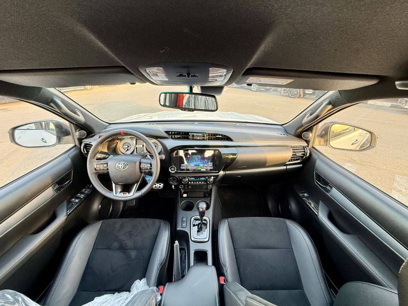 تويوتا هيلوكس TOYOTA HiLUX GR 2.8 DiESEL FuLL 2025 WHiTE