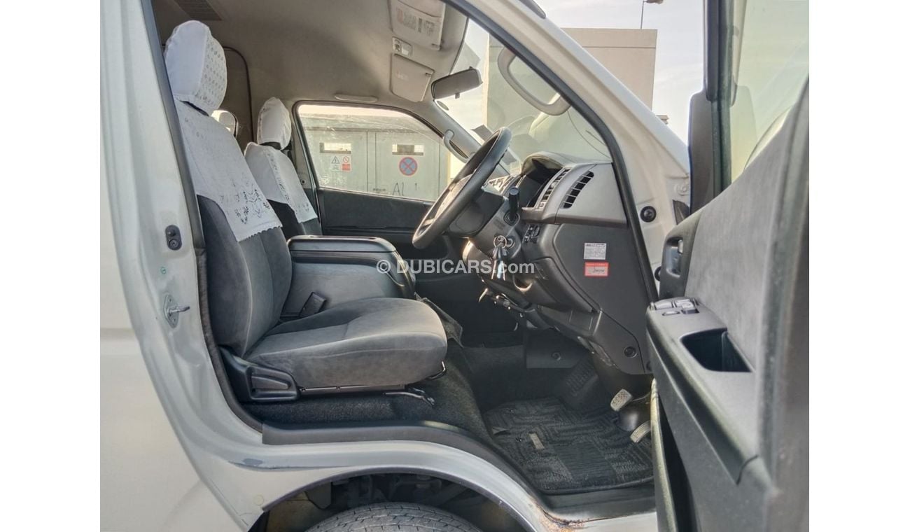 Toyota Hiace TOYOTA HIACE COMMUTER VAN RIGHT HAND DRIVE(PM05477)
