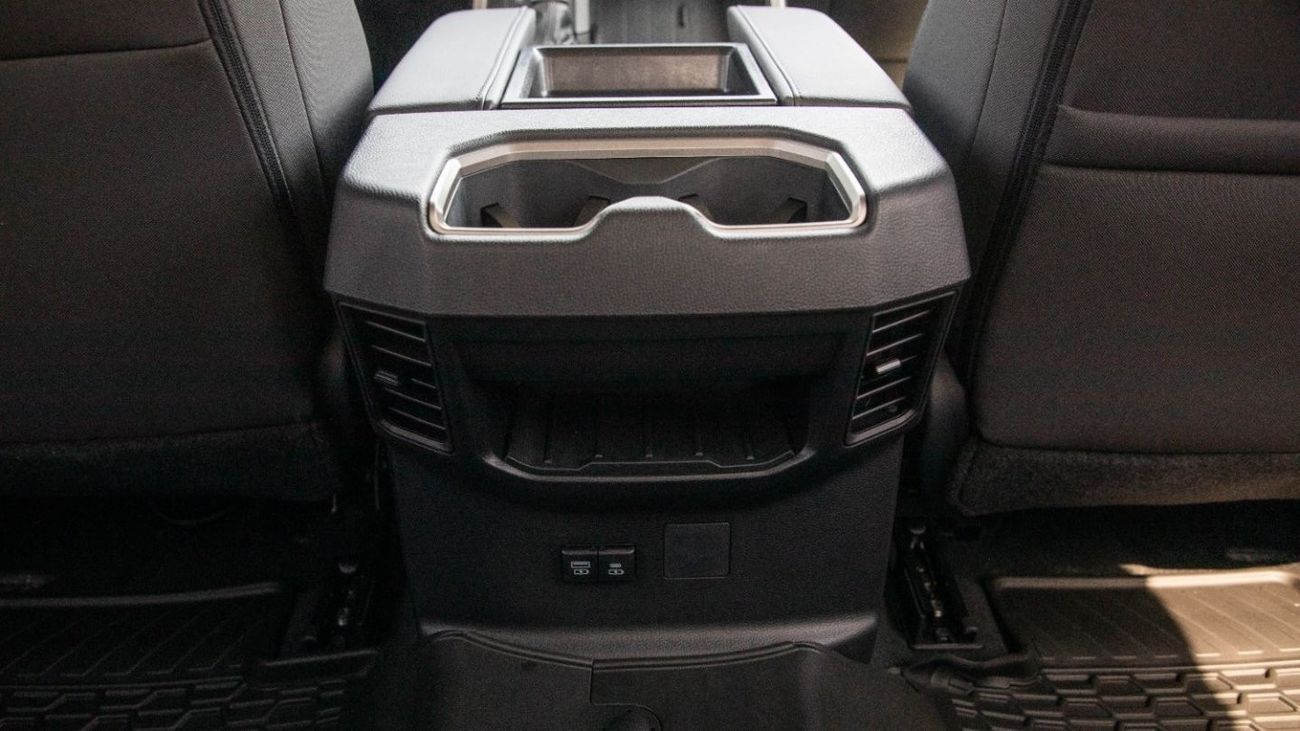 Toyota Tundra SR5 4WD/2024. Local Registration +10%