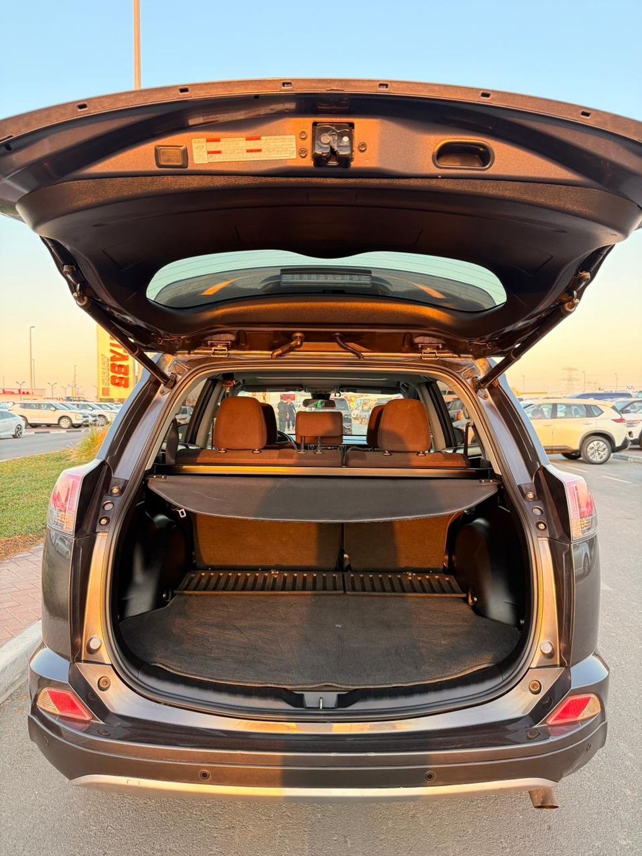 تويوتا راف ٤ XLE 2.5L Full option Sunroof 2018