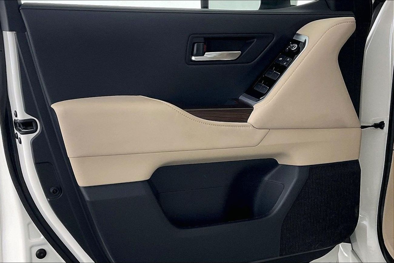 تويوتا لاند كروزر GXR | National Day Celebration | شامل الضمان | 0 ﺪﻔﻋﺓ ﺃﻮﻟﻯ