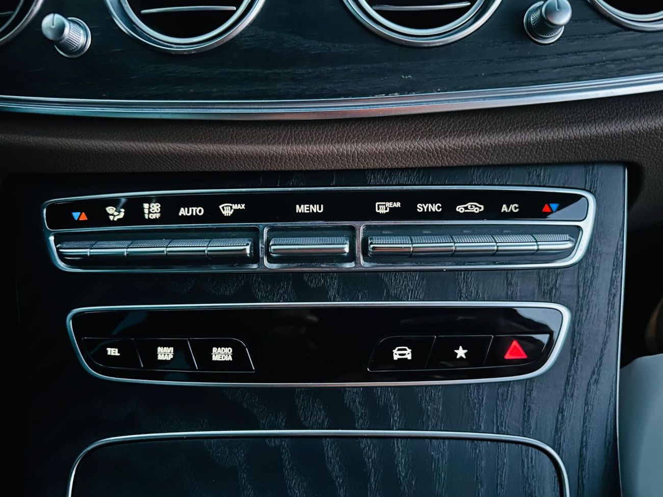 Mercedes-Benz E300 Premium + 2.0L