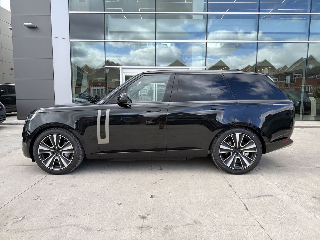 لاند روفر رينج روفر P460E Plug in Hybrid Brand New  * Export Price *