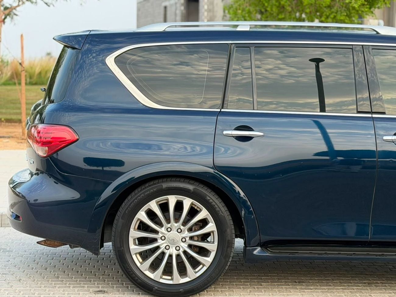 Infiniti QX80 LUXURY