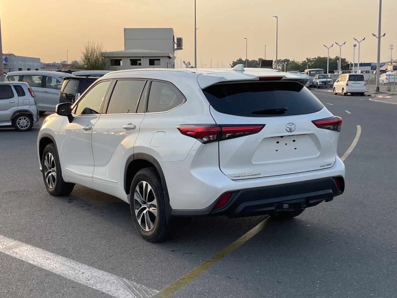 Toyota Highlander 2021 TOYOTA HIGHLANDER XLE 4x4 FULL OPTIONS IMPORTED FROM USA