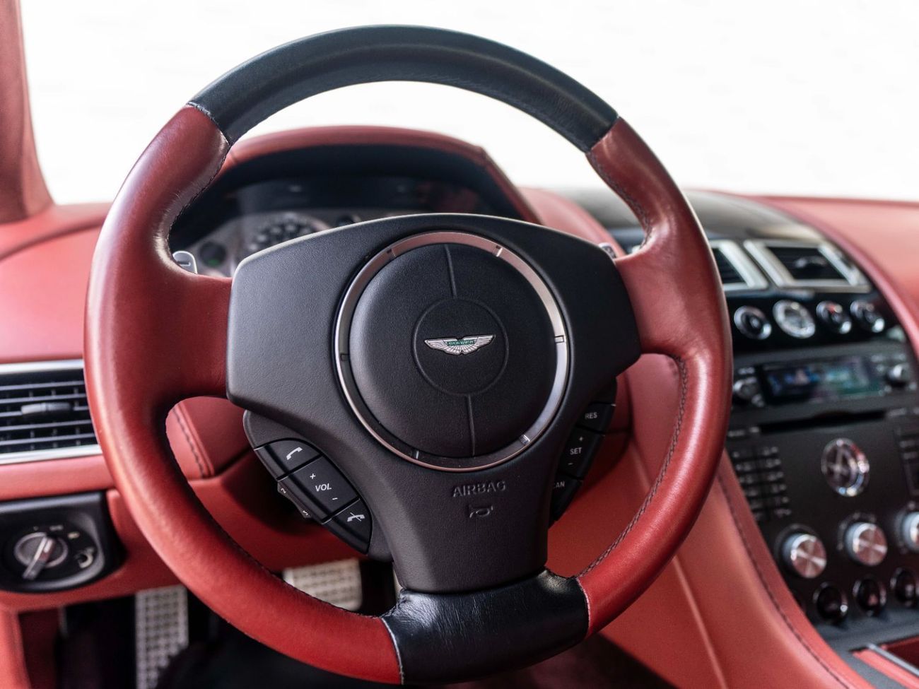 أستون مارتن فانتيج V8 Standard