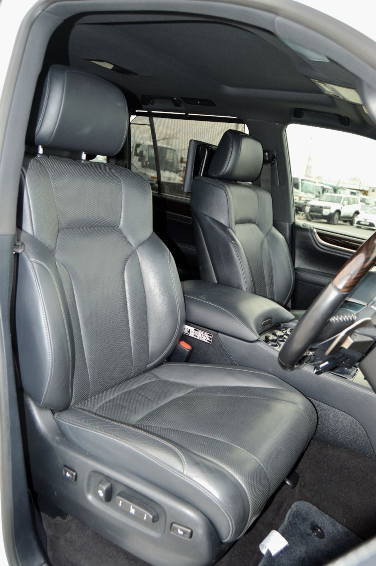 لكزس LX 570 SIGNATURE Right Hand Drive  Year: *2019* *Full option* Engine: 5.7L V8