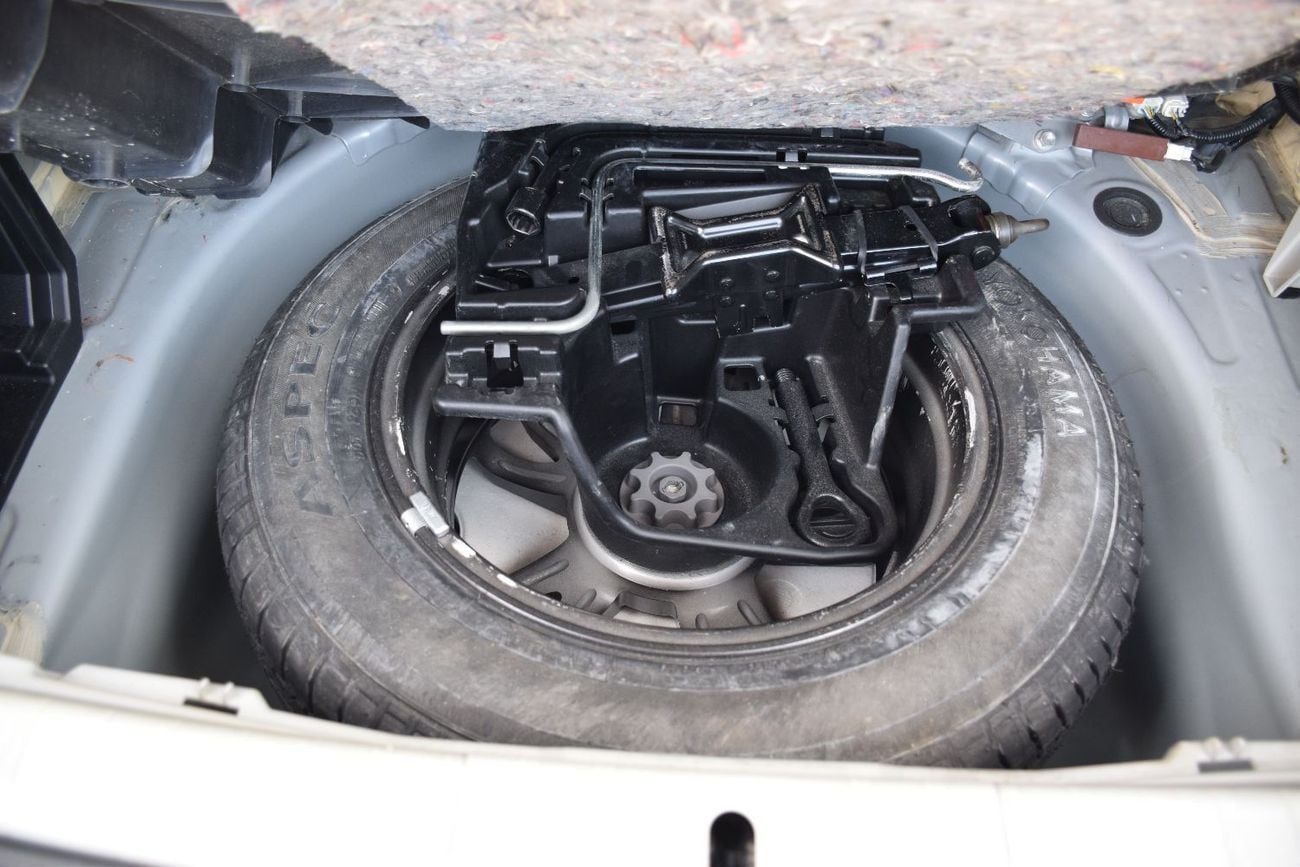 Toyota Prius STD (NON GCC) 1.8L Hybrid (Japanese Specs)