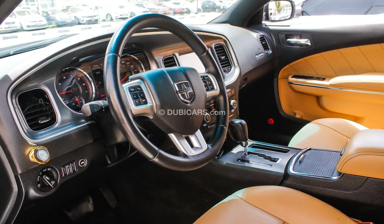 دودج تشارجر 2013 Hemi Rt Full options American specs sunroof DVD camera leather interiors