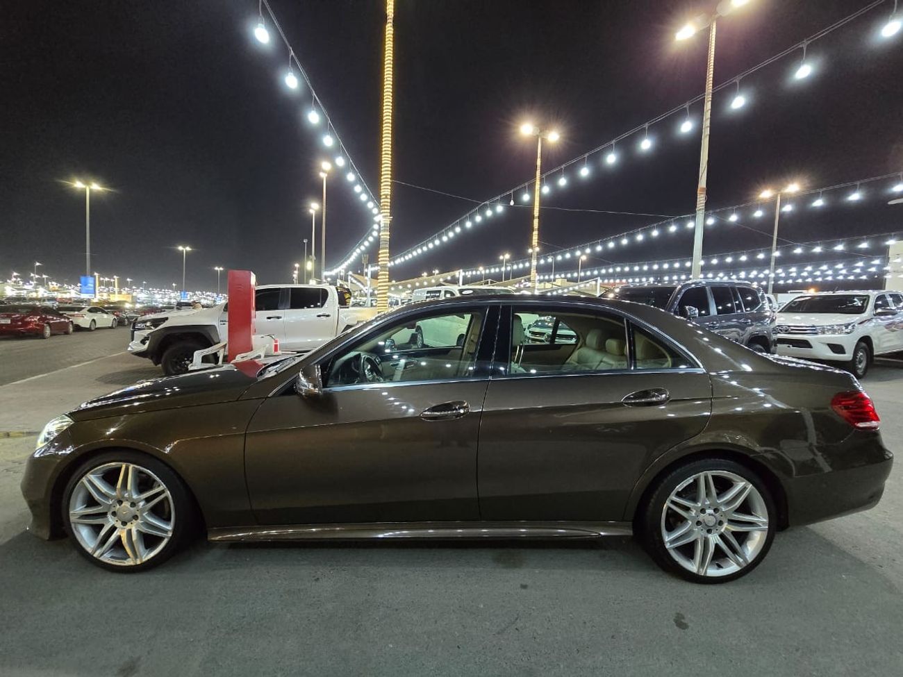 Mercedes-Benz E300 MERCEDES BENS E300 2014 GCC V6 ENGINE 3.5L clean car without accident without paint no any work requ