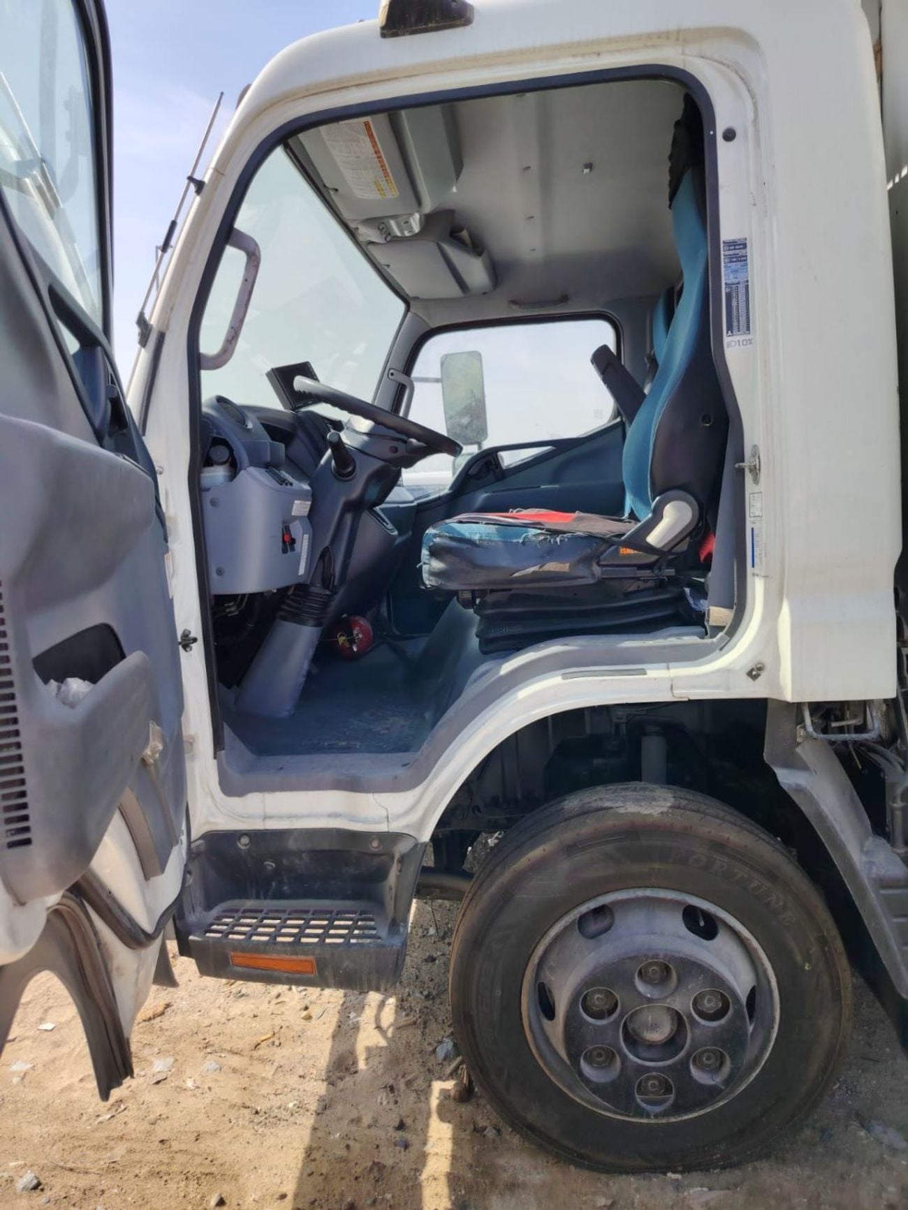 ميتسوبيشي فوسو كانتير  MITSUBISHI FUSO ROSA USED WITH NEW REFRIGERATOR BOX EUROPEAN SPECS 2014 MODEL