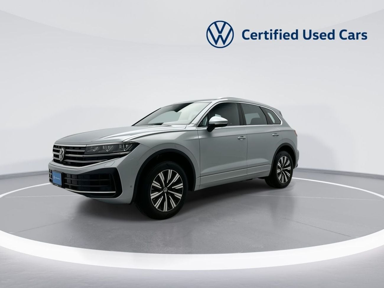 فولكس واجن طوارق | 42,100 AED SAVINGS from New Car | ONLY 3,796 KM | As-New Flagship Luxury | Warranty and Free Servi
