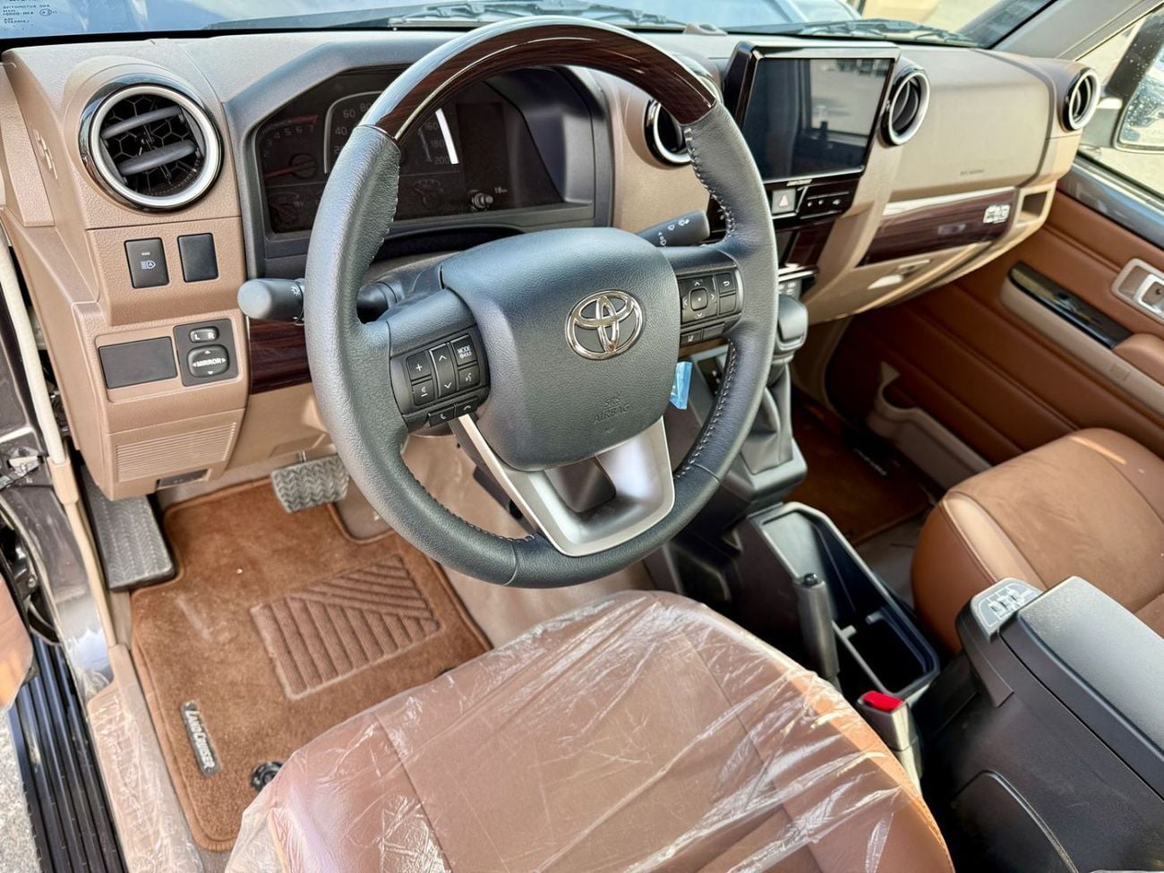تويوتا لاند كروزر 70 TOYOTA LAND CRUiSER - ( 70 SERIES )-(GRJ79)-PiCK UP DOUBLE CAB - 4.0 - 4WD - 2025