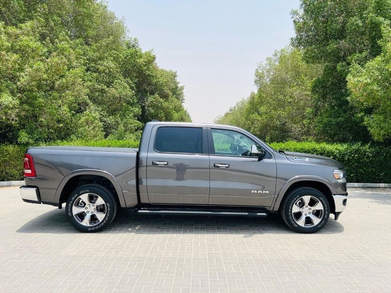 RAM 1500 Laramie Crew Cab 5.7L Dodge RAM Laramie - 2022 - Grey