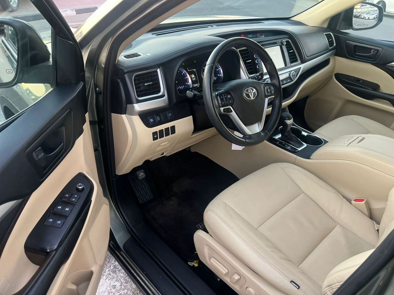 Toyota Highlander 2019 Toyota Highlander Le Plus 3.5L V6 - Rear Camera - 7 Leather Seat- Auto Trunk