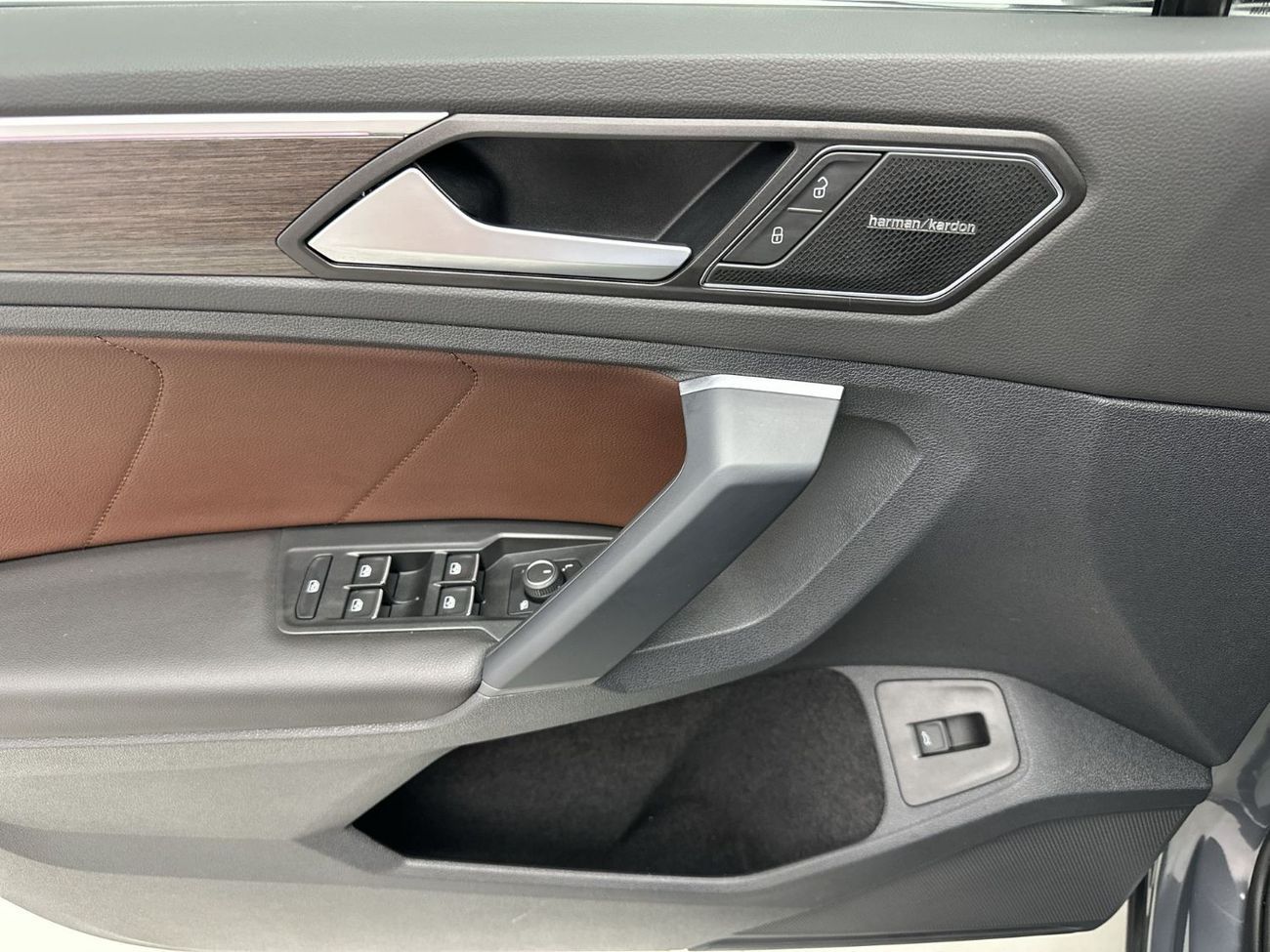 فولكس واجن تيجوان ELEGANCE 2.0L | Panoramic Sunroof with Leather Seats | VW Certified | GCC Specs | Showroom Co
