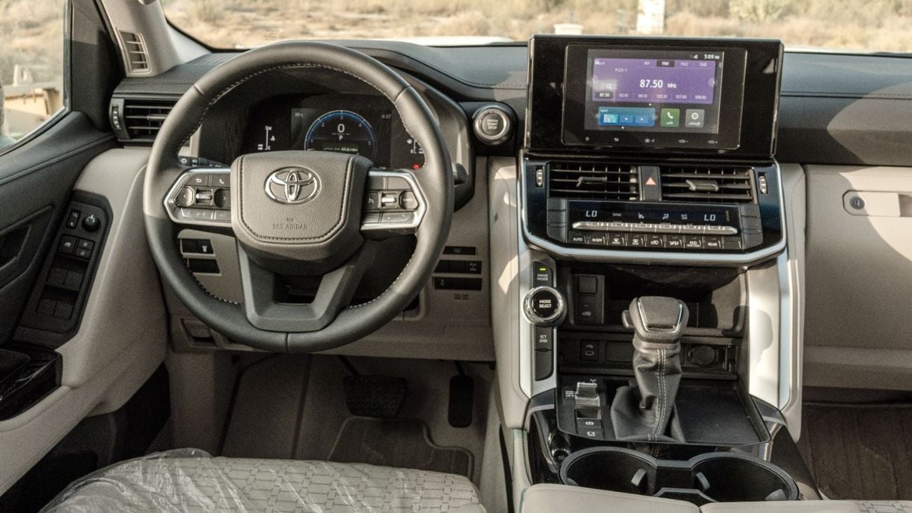 Toyota Land Cruiser GXR 2026 Toyota Land Cruiser GXR 3.3L AT Diesel (White-Beige) Basic