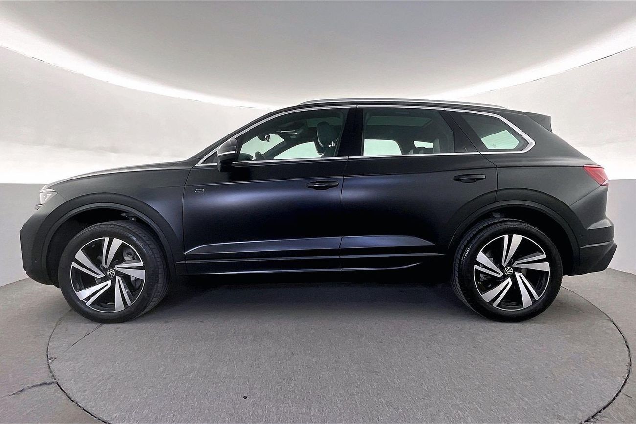 فولكس واجن طوارق R-Line | National Day Celebration | شامل الضمان | 0 ﺪﻔﻋﺓ ﺃﻮﻟﻯ