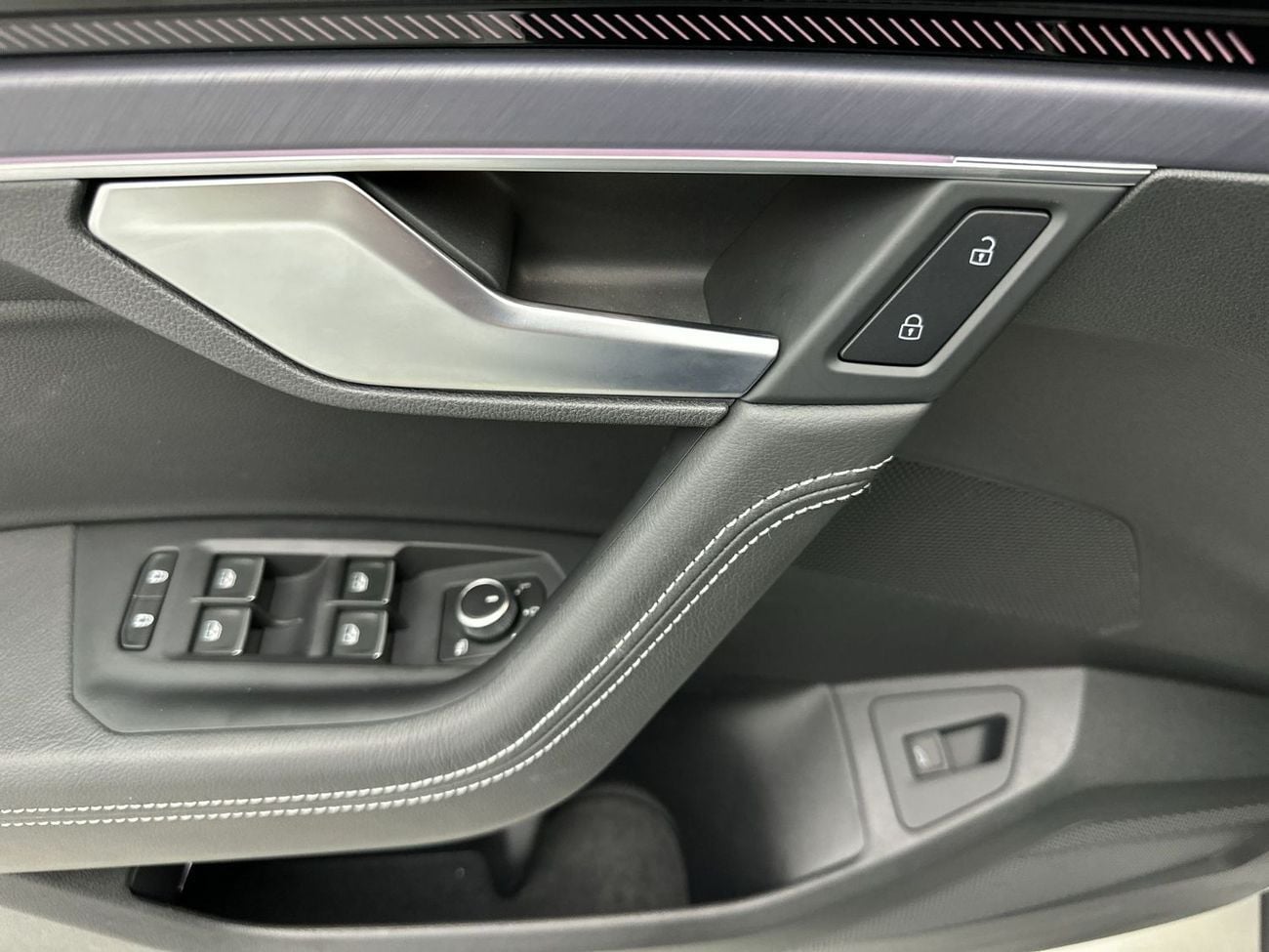 فولكس واجن طوارق Touareg R-Line + (Ref#00130) - 42,100 AED SAVINGS from New Car