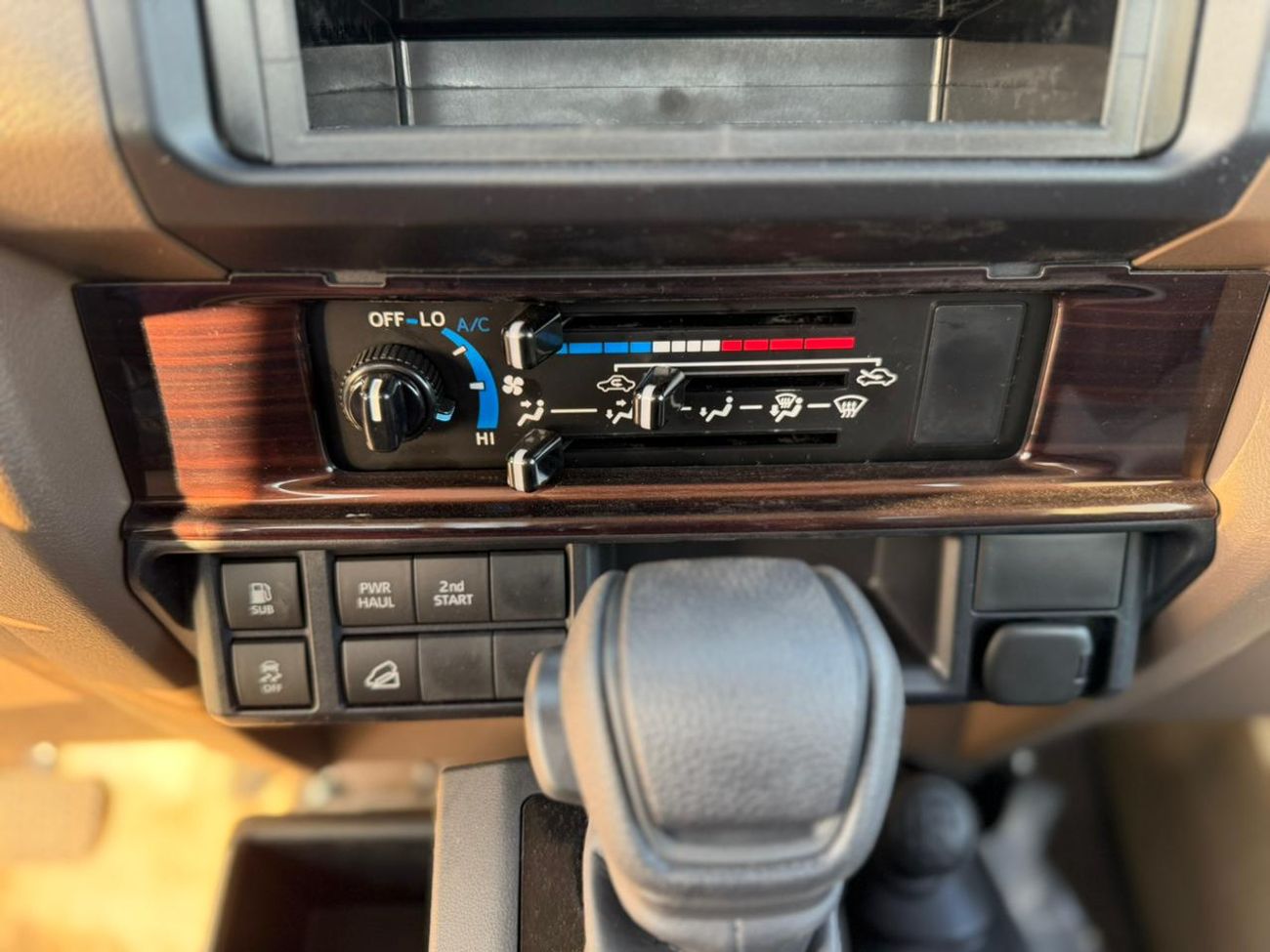 تويوتا لاند كروزر بيك آب