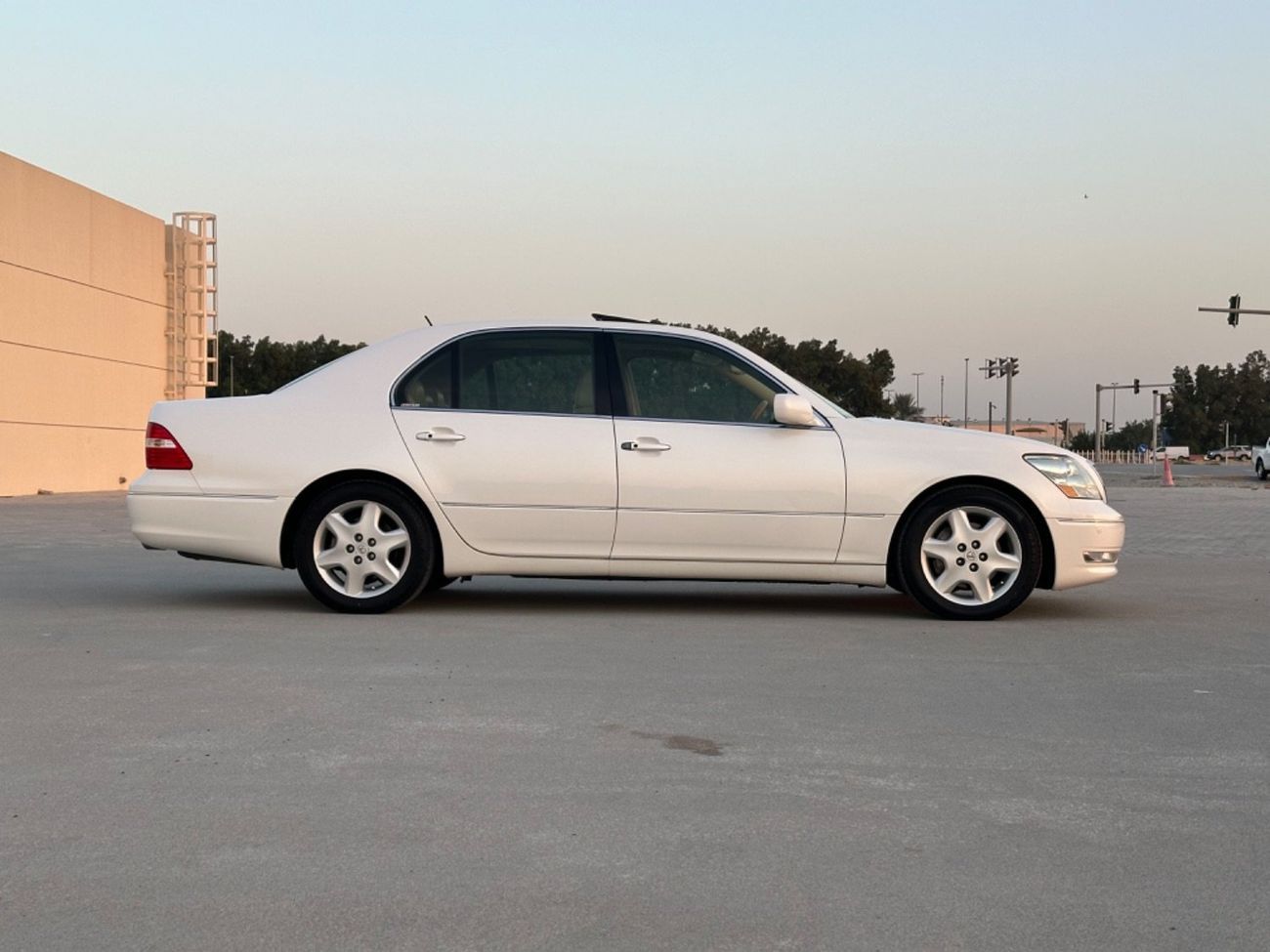 لكزس LS 430 موديل 2004 حاله ممتازه من الداخل والخارج فتحه وجلد ومثبت سرعه وتحكم كهربي كانل ونظام صوت ممتاز وكامي