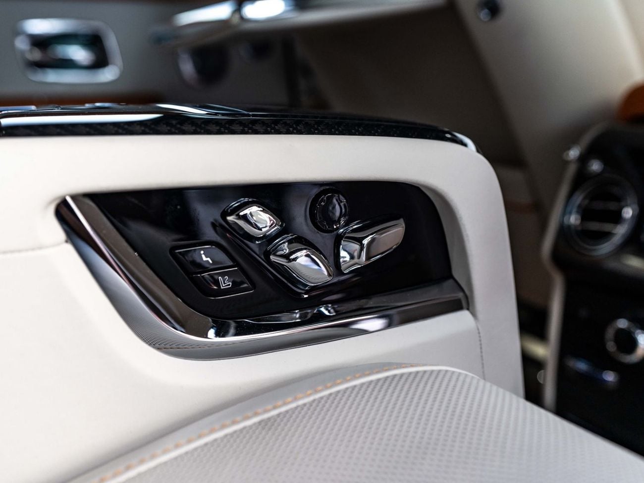 رولز رويس كولينان Rolls-Royce Cullinan Black Badge 2023