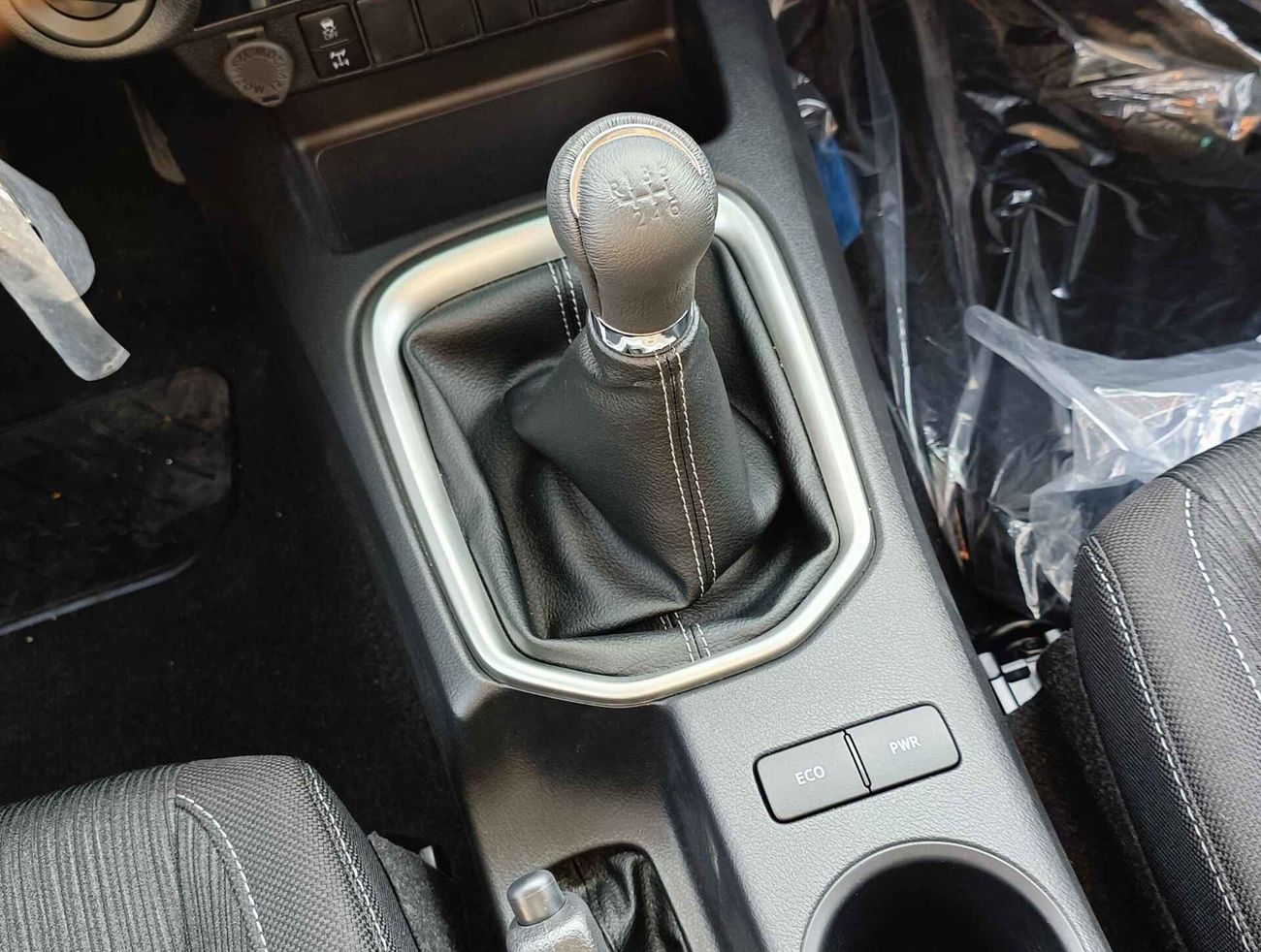 تويوتا هيلوكس Wide Body, 2.4L Diesel, 4X4, M/T, Power lock / Windows / DVD CAM (CODE # HDDWMM2)