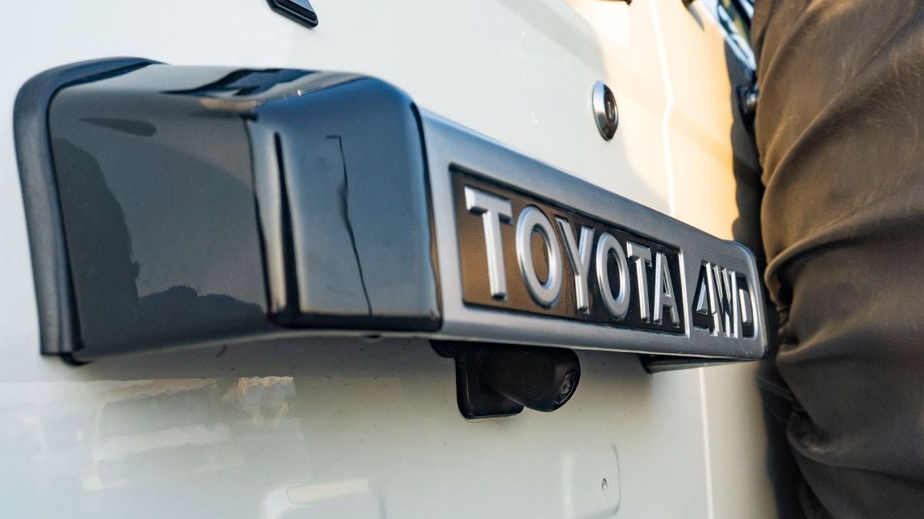 تويوتا لاند كروزر 70 LX 2.8L  2025 Toyota Land Cruiser 76 2.8L AT Diesel Full Option (White)