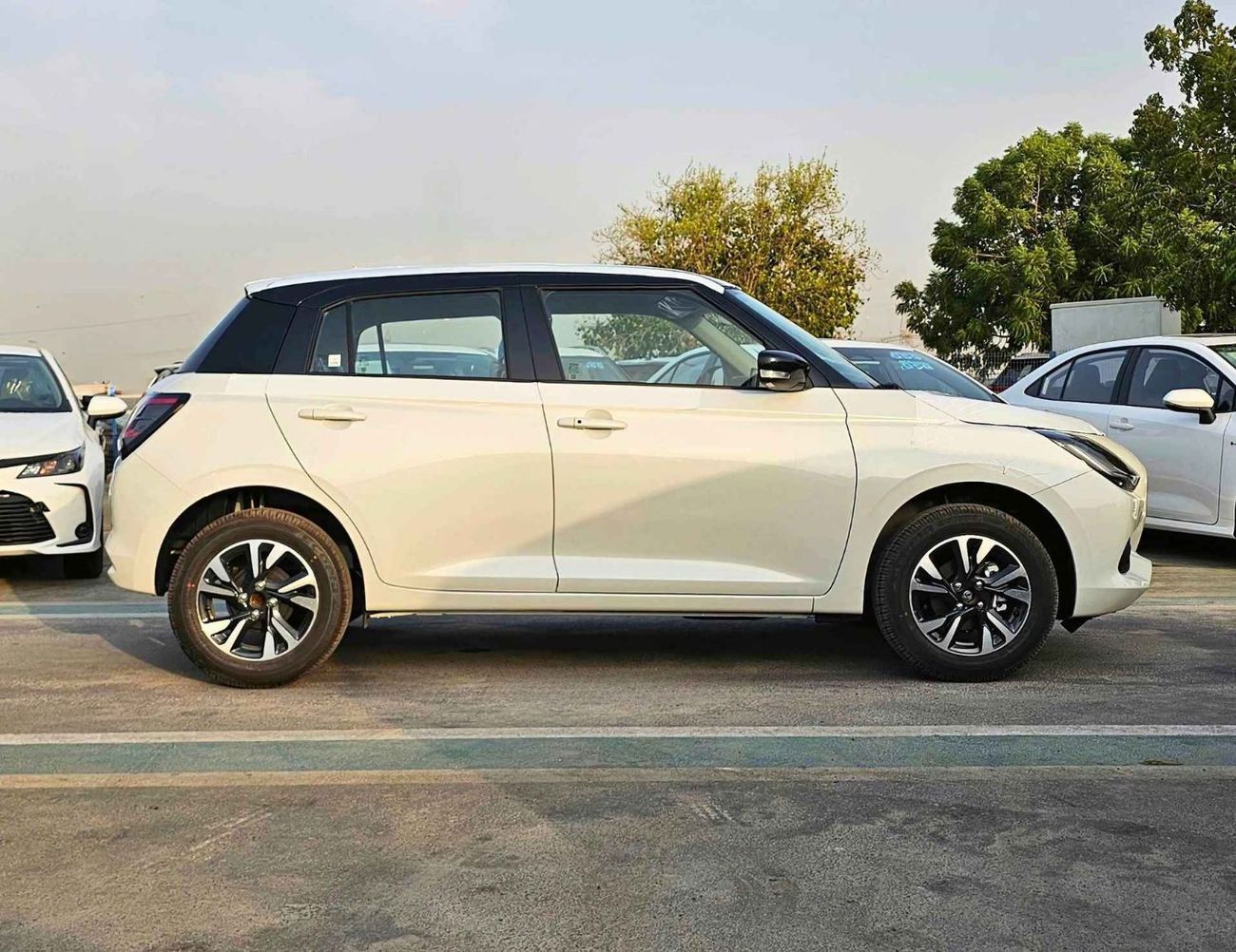 سوزوكي سويفت GLX DUAL TONE / 1.2L PETROL A/T/ PUSH START/ REAR PARKING SENSOR / REAR CAMERA / CODE # SGLX