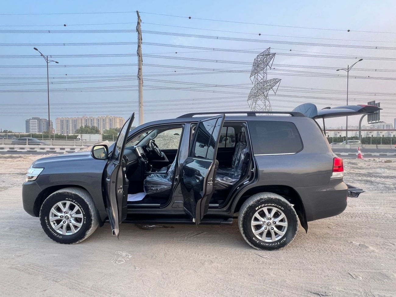 Toyota Land Cruiser DIESEL 4.5 LITER GREY COLOR RIGHT HAND DRIVE 2018 MODEL ONLY FOR EXPORT