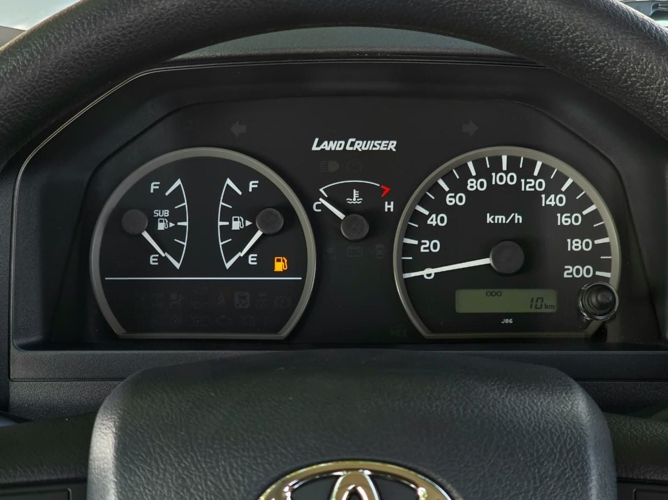 تويوتا لاند كروزر بيك آب TOYOTA LC79 SINGLE CABIN DIESEL 2.8 MT MODEL 2025 - WHITE INSIDE BEIGE - OMANI