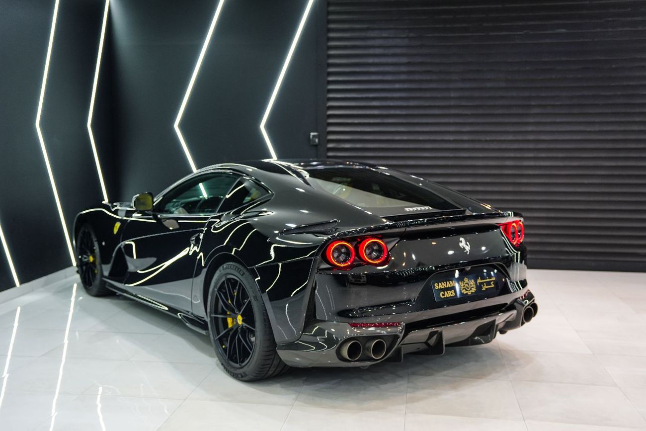 فيراري 812  سوبرفاست Carbon Package, JBL Audio, Passenger Display, Daytona Seats, GCC Specs!!