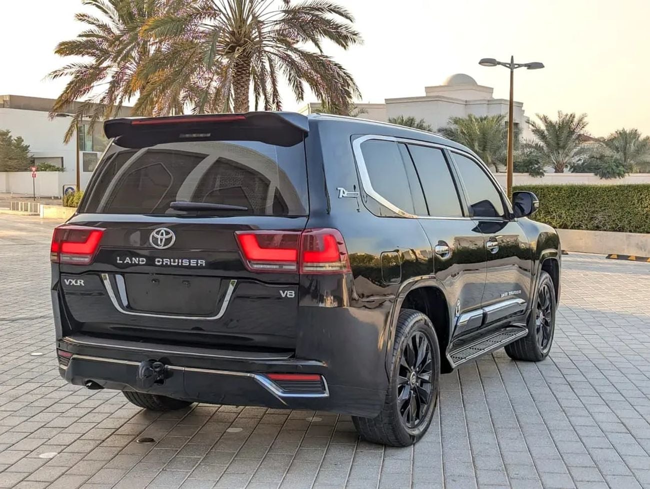 Toyota Land Cruiser FACELIFTED VXR V8 FULL OPTION GCC IN EXCELLENT CONDITION