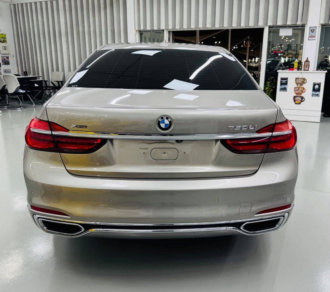 بي أم دبليو 750Li Luxury 4.4L (523 HP)