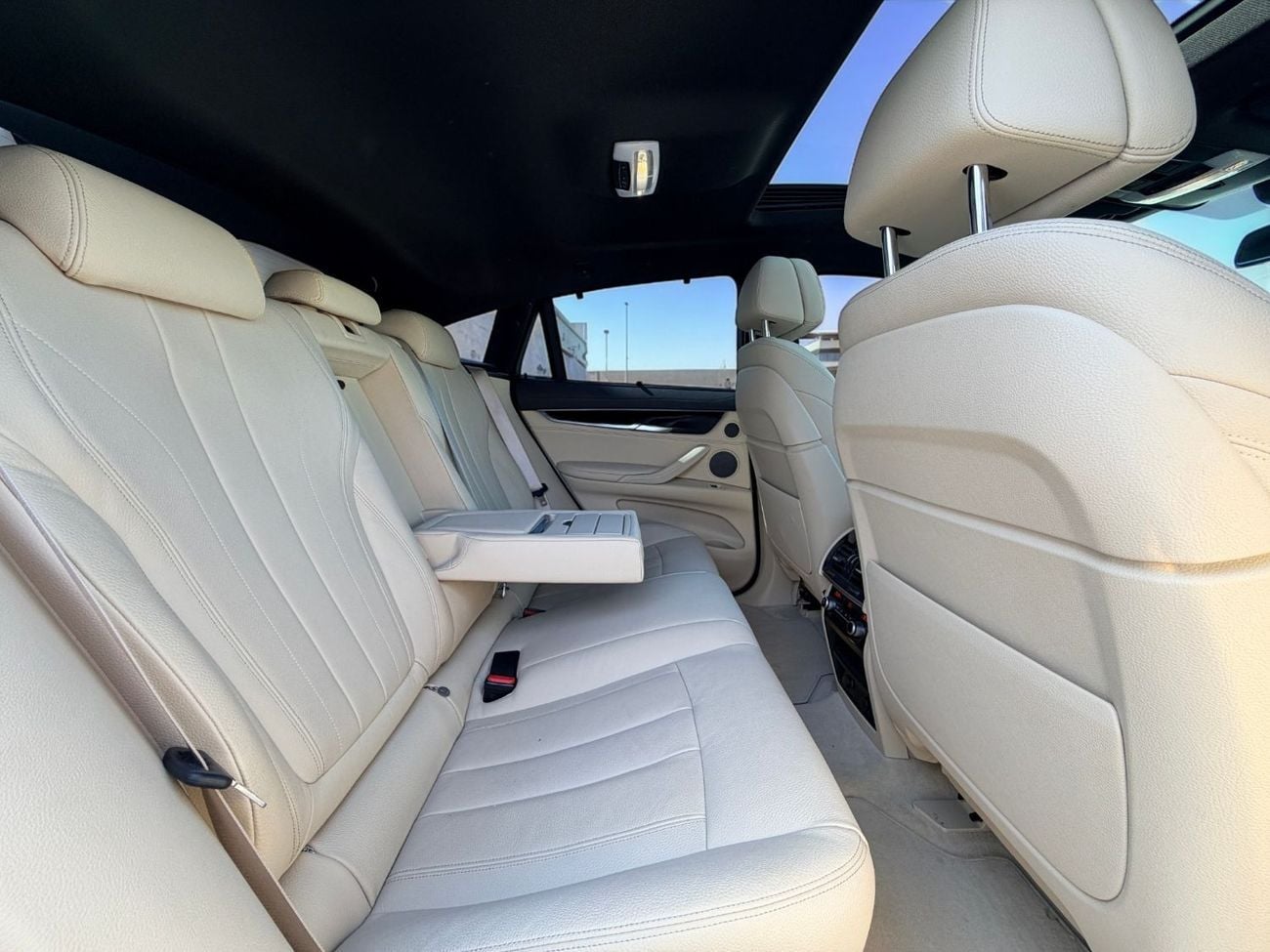 بي أم دبليو X6 AED 1,880 P.M | 0% DOWN PAYMENT | BMW X6 XDRIVE35I M KIT | AGENCY SERVICE HISTORY | 2019 | GCC SPECS