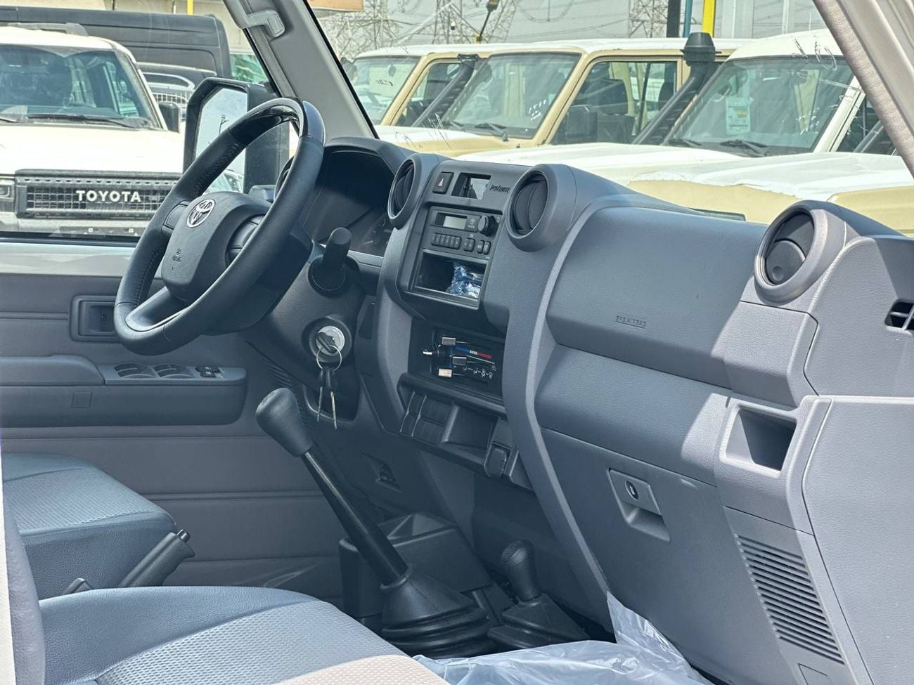 تويوتا لاند كروزر بيك آب LC79 دبل كابينة 4.0 لتر PTR ناقل حركة يدوي // 2025 // خيار قياسي مع نوافذ كهربائية // عرض خاص // من