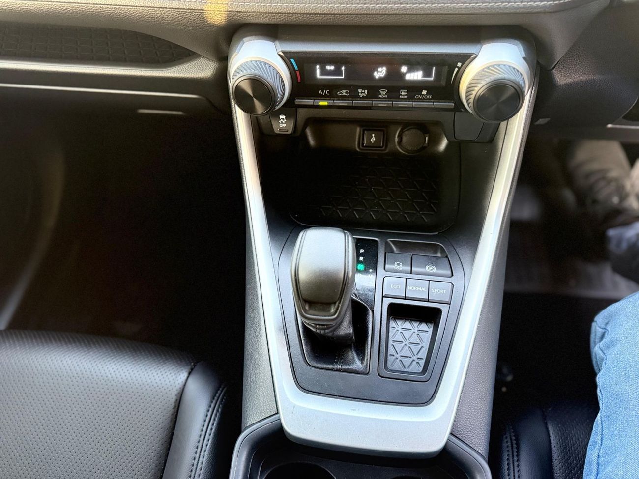 تويوتا راف ٤ -