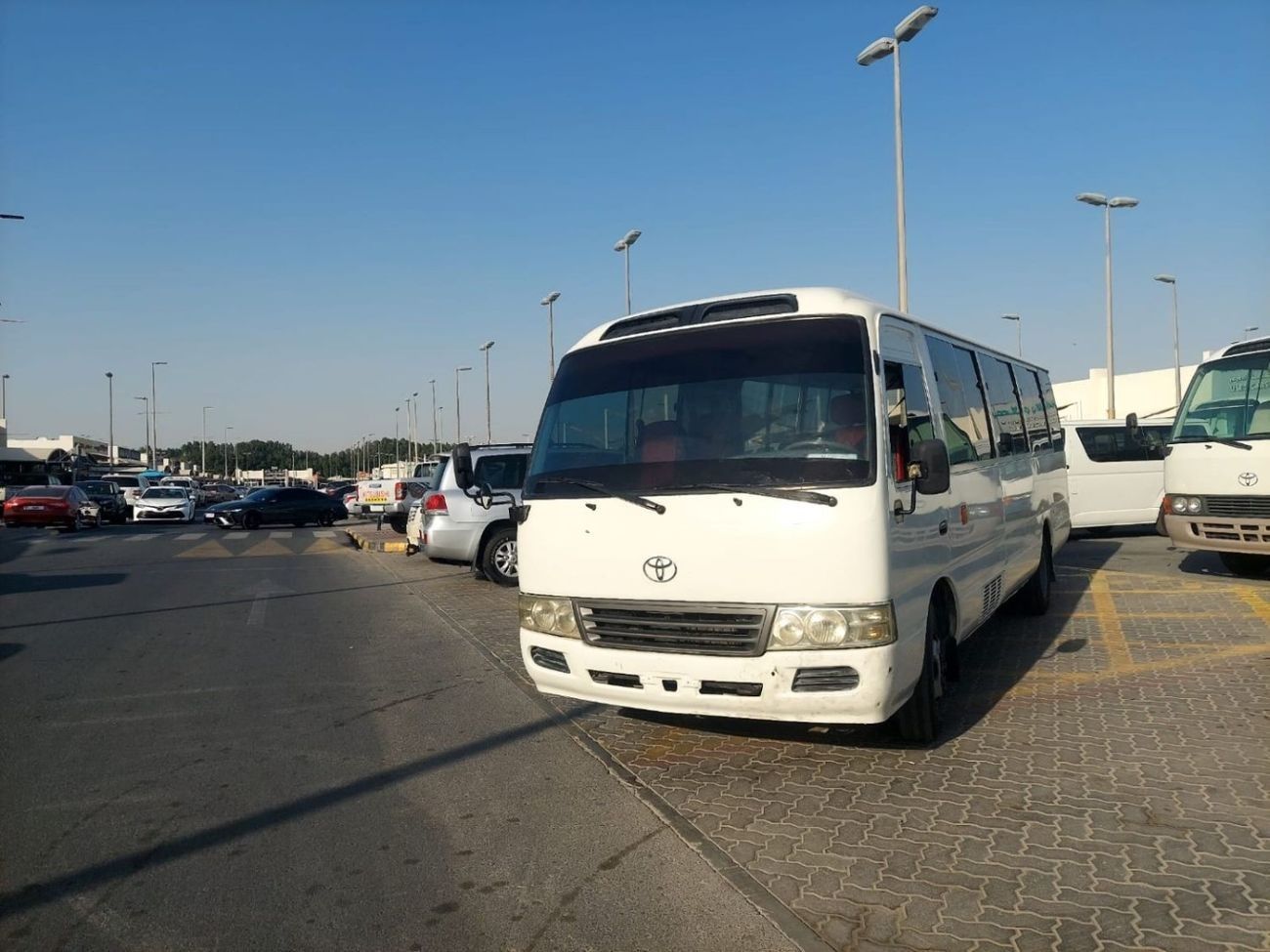 تويوتا كوستر 4.2L DIESEL 22 SEATER MANUAL TRANSMISSION