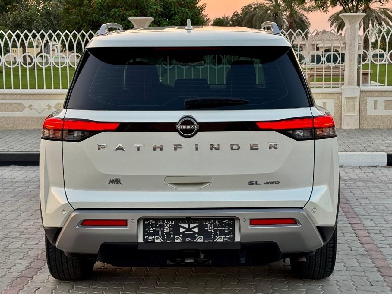 نيسان باثفايندر Pathfinder SL full option top of range GCC. Specs. Free accident.