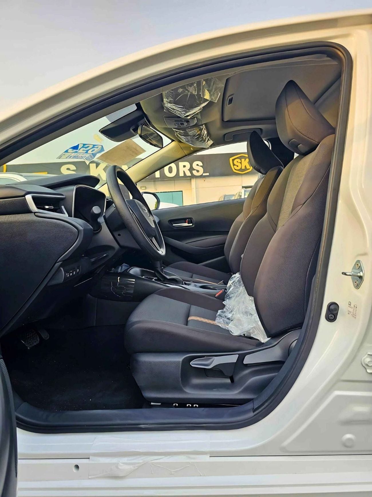تويوتا ليفين HEV LUXURY HYBRID/ 1.8L PETROL A/T / SUNROOF, REAR CAMERA/CODE # LL18HEV