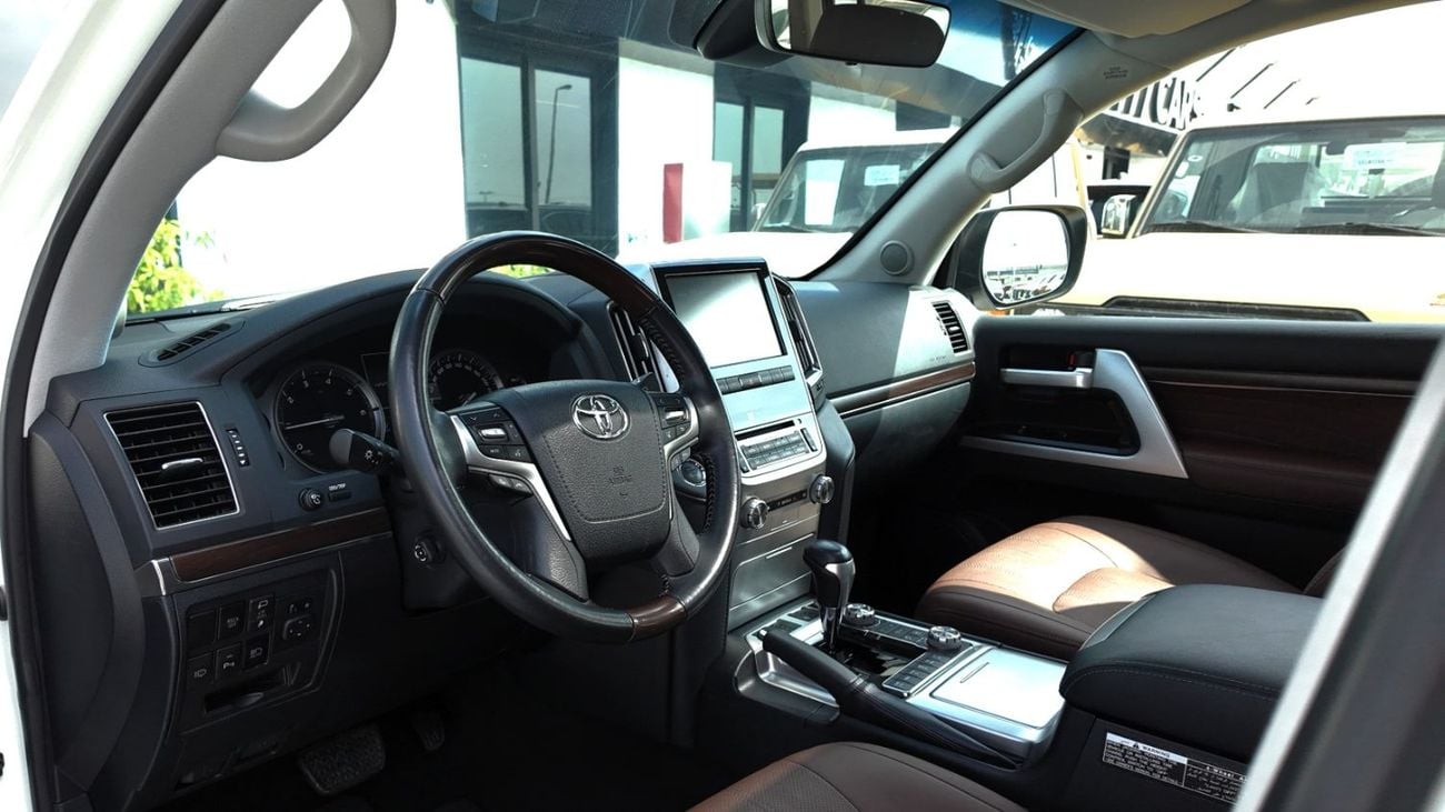 Toyota Land Cruiser VXR 5.7L 4WD TOYOTA LAND CRUISER VXR GRAND TOURING S 5.7L 4WD