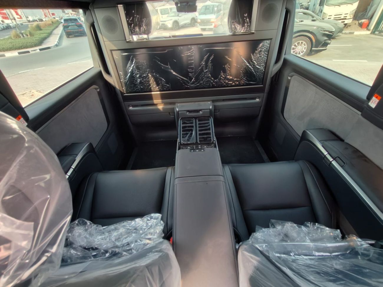 Lexus LM 350h 2025 Lexus LM350h VIP 4-Seater 2.5L 4-Cyl Hybrid A/T Export Only