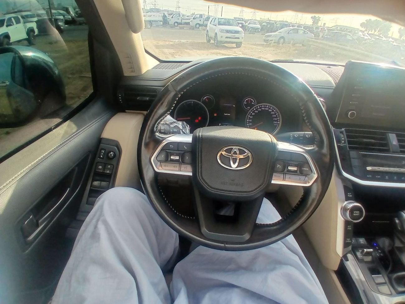 تويوتا لاند كروزر Toyota landcruise 2022MODEL 4.0L petrol Engine v6 Colour Brown push start Sunroof Transmission Autom