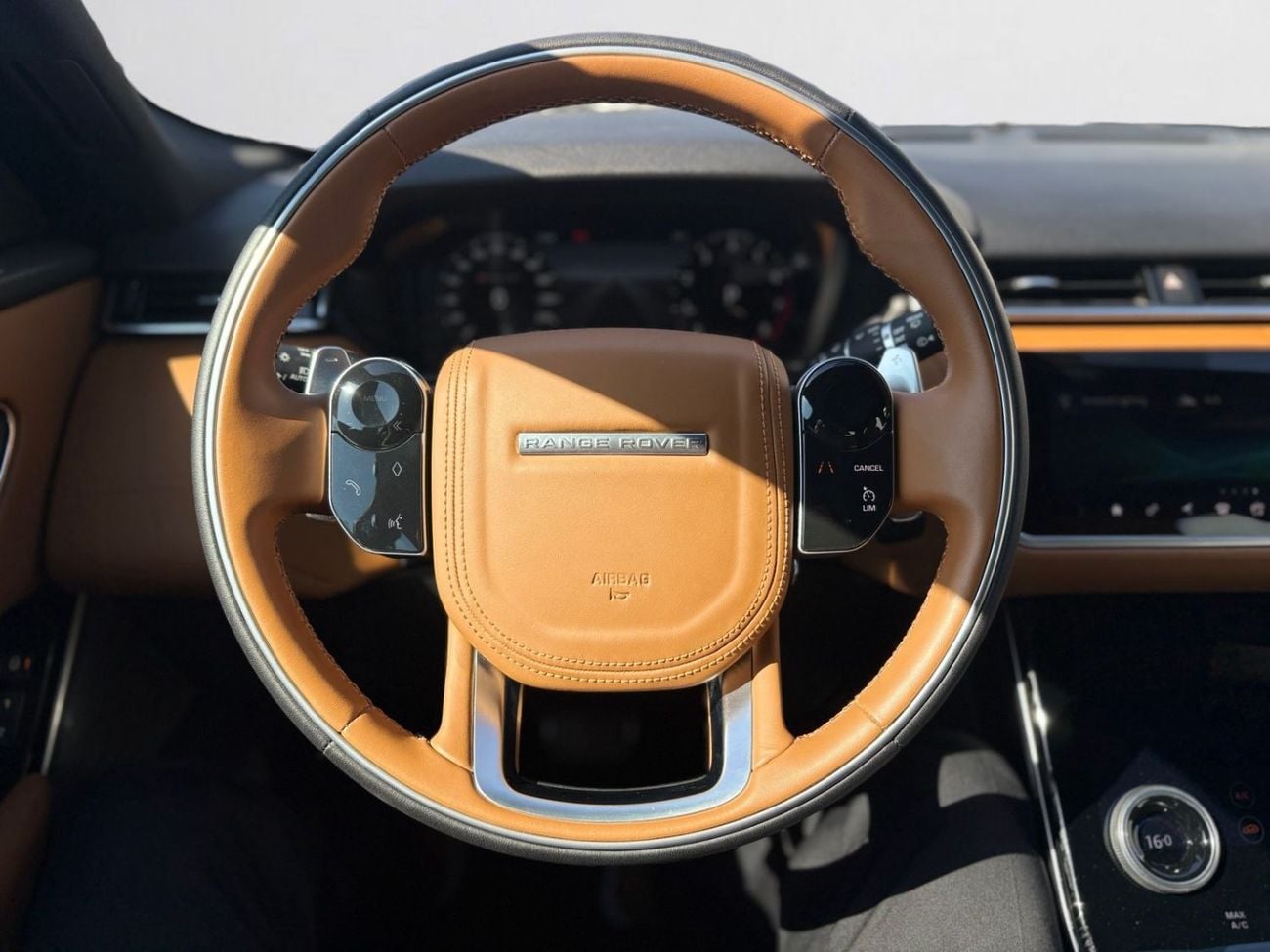 Land Rover Range Rover Velar P250 R-Dynamic SE 2.0L LUXURY R-DYNAMIC SE | RANGE ROVER VELAR P250 | PANORAMIC ROOF | 2.0L TURBO | 2019 GCC