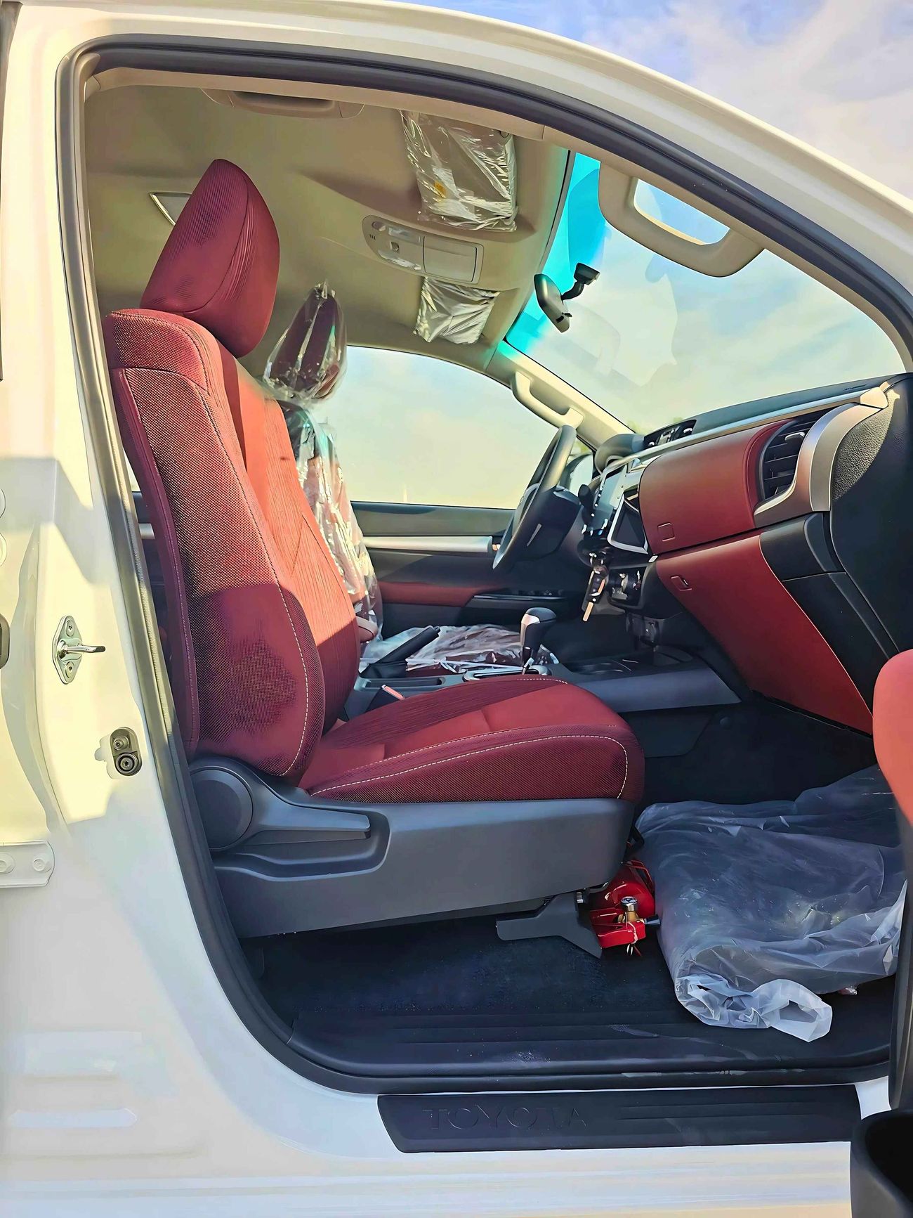 Toyota Hilux A/T / 2.7L PETROL /  DVD CAMERA / AUTO A/C / 4WD (CODE # 69030)