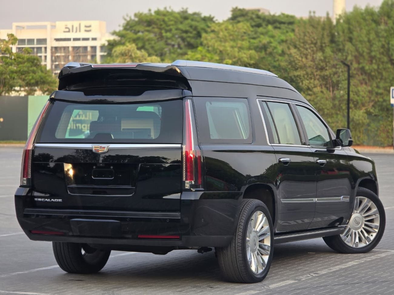 Cadillac Escalade PLATINUM 2018 VIP Edition GCC Specs | 2Keys | VIP seats | TV | Perfect condition
