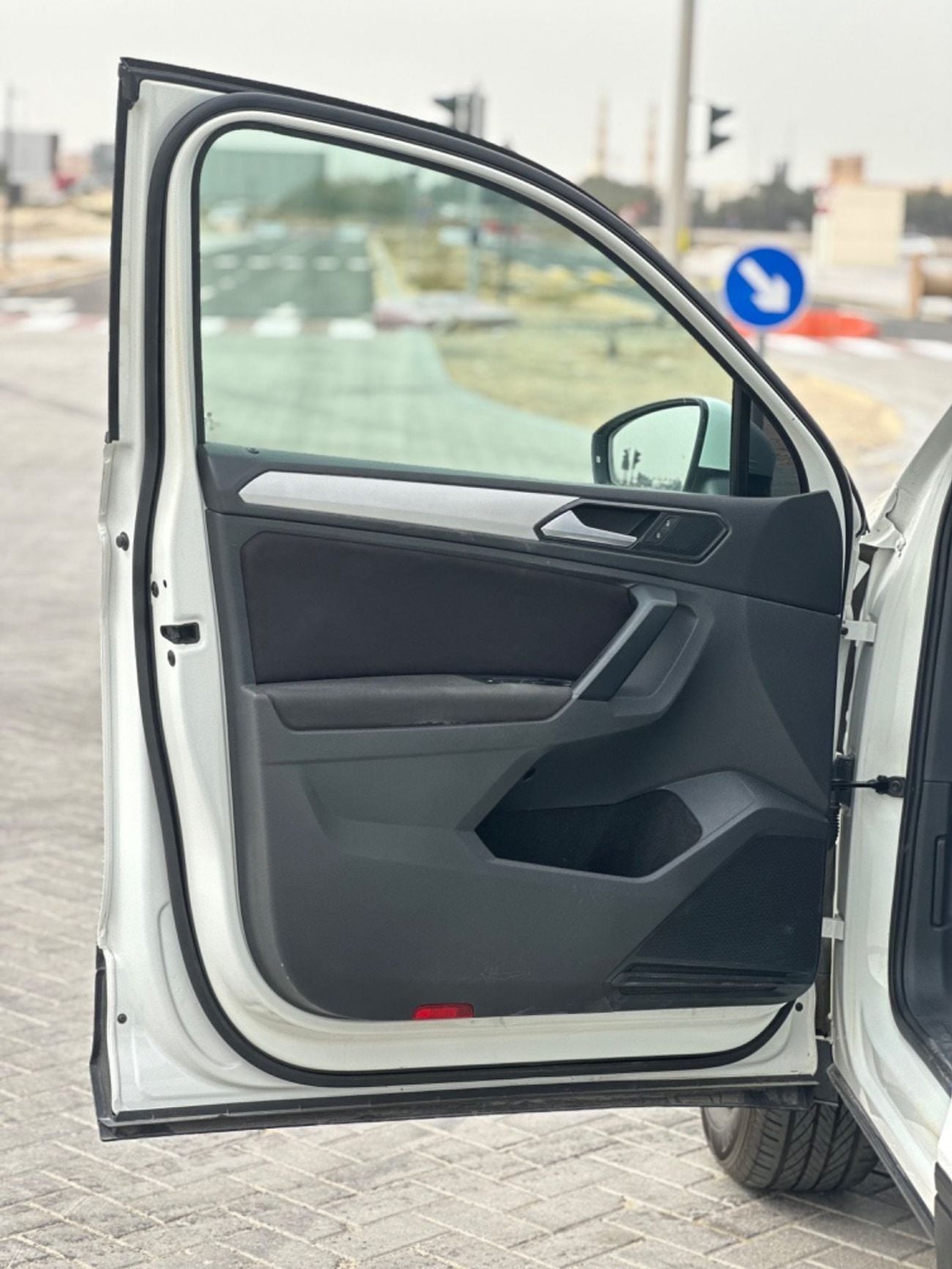 Volkswagen Tiguan Sport 2.0L MODEL 2018 GCC CAR PERFECT CONDITION INSIDE AND OUTSIDE
