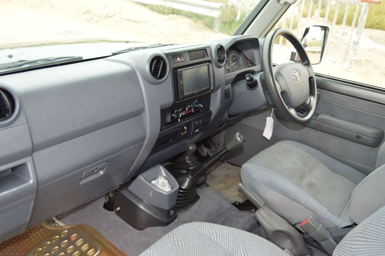 Toyota Land Cruiser Pick Up single cube 4.5 L, perfect inside and outside