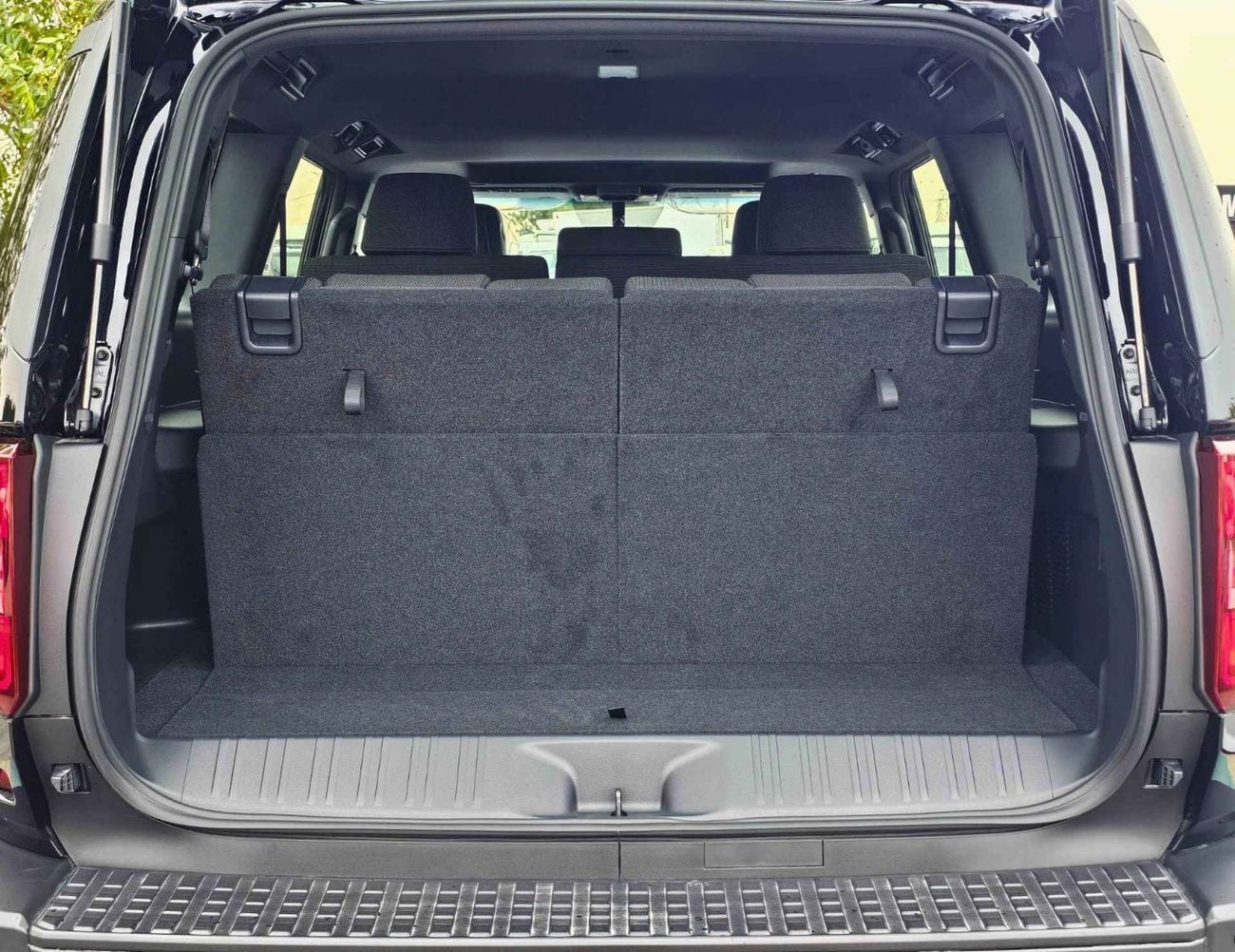 Toyota Prado TURBO ALL ROUNDER / 2.8L DIESEL V4 / SQUARE LIGHTS / DIFFLOCK / SUNROOF / COOL BOX (CODE # P28AR2)