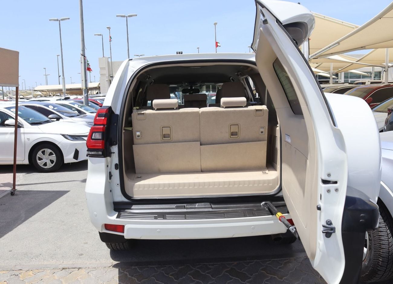 Toyota Prado EXR 4.0L 4WD Toyota Prado - 2019 - GCC - 4.0L - 6 (V )- 7 Seats - 4*4 - Excellent Condition Inside a